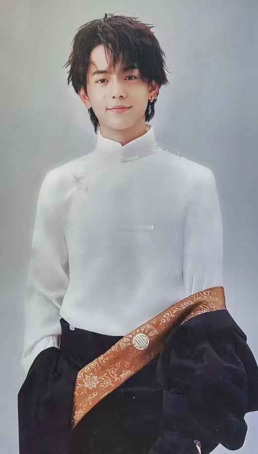 草原诗意被丁真唱活了 丁真的歌声里有故事，有草原的阳光和晚风。在花开天下的舞台上