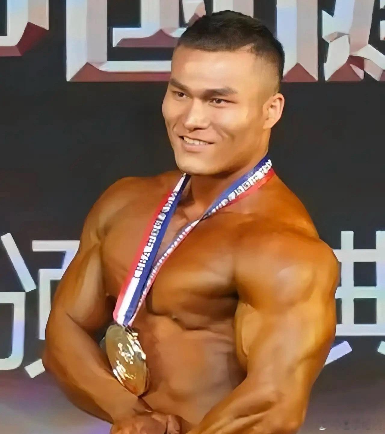 不难看出，健美王昆的离世，其实早有预兆，细心的网友发现，健美王昆，最近的状态有点