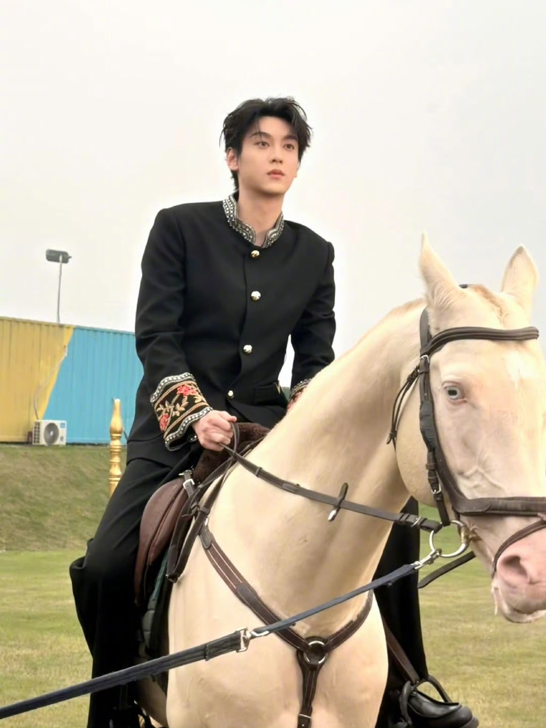 【#田栩宁下班plog#】3月26日，演员在结束直播工作后发布4张live图并配