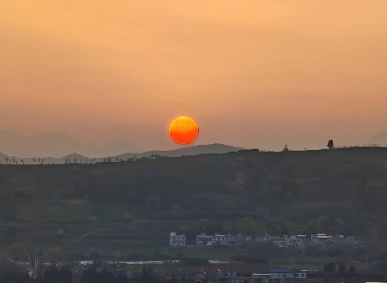 昨天早上，在上班路途中。看见太阳正出山升起，连忙停车，拍了这组照片。