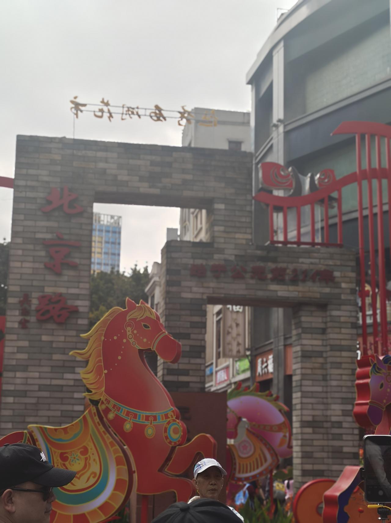 人过五十忽然懂了：
婚姻最好的结局，不是大富大贵，而是老来有伴。
再多的存款，不