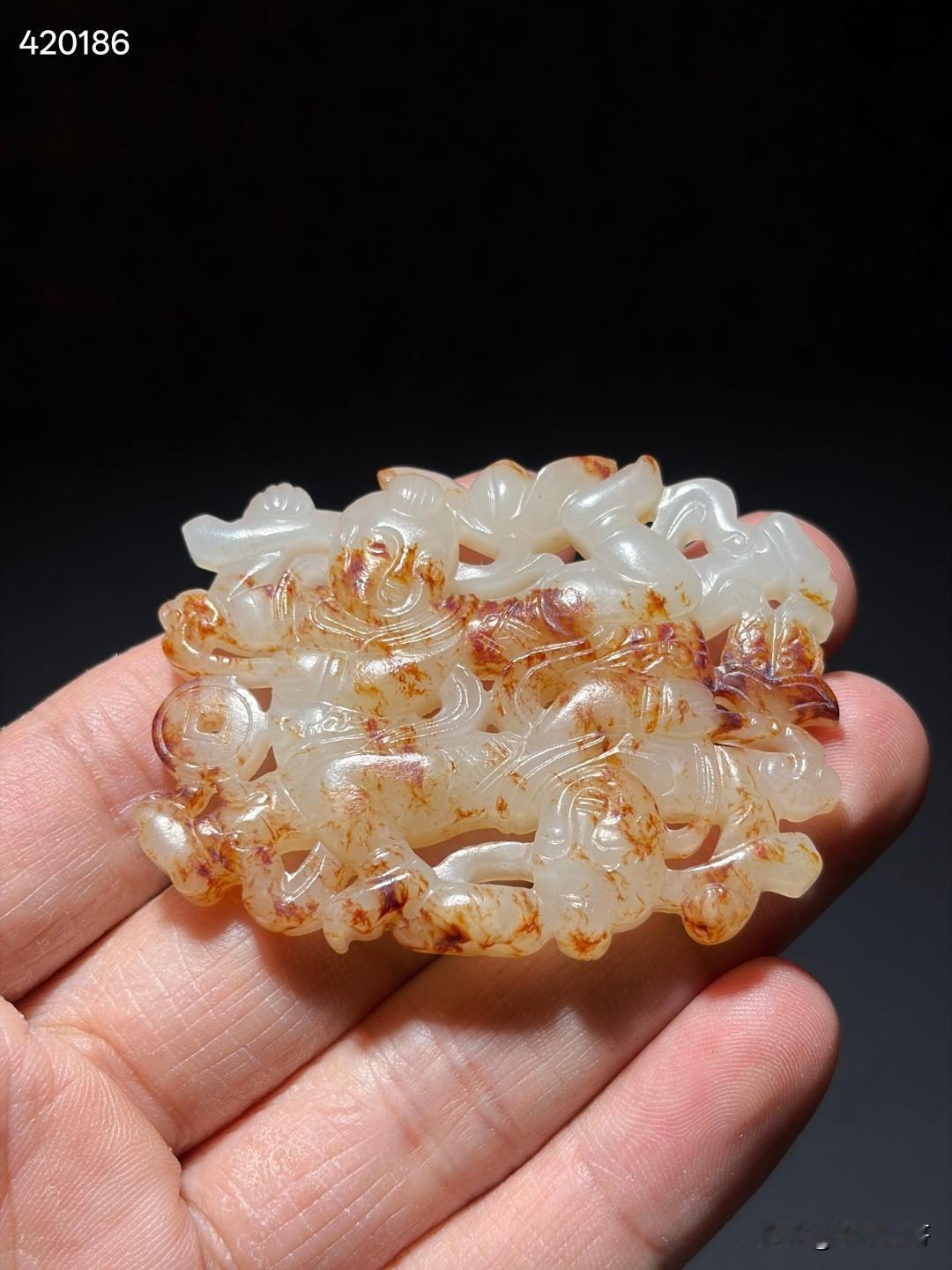 清和田玉吉庆童子佩
尺寸5.6×4.3×0.76厘米