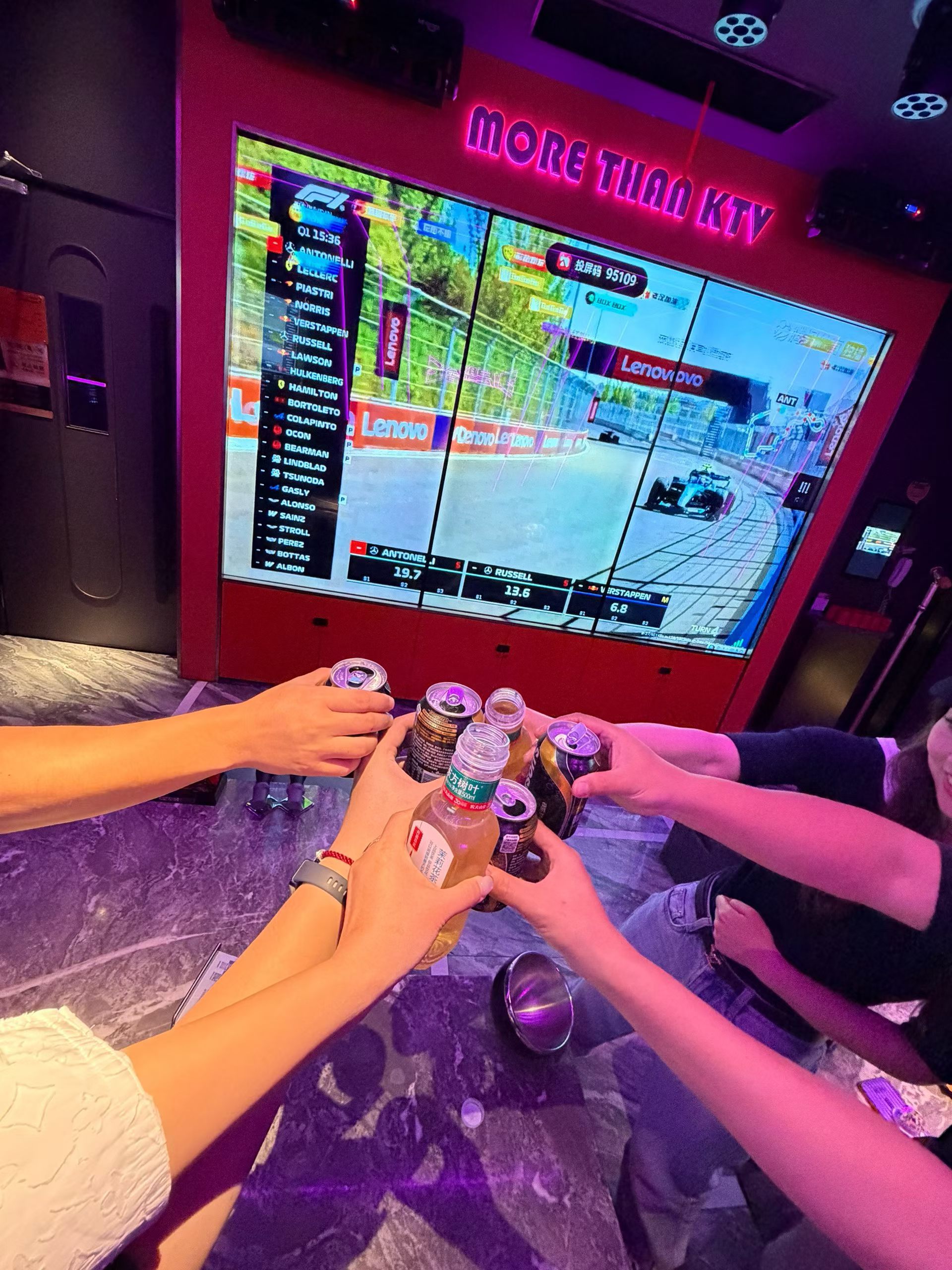 我们中登去KTV，都不唱歌的[泪奔]  ​​​