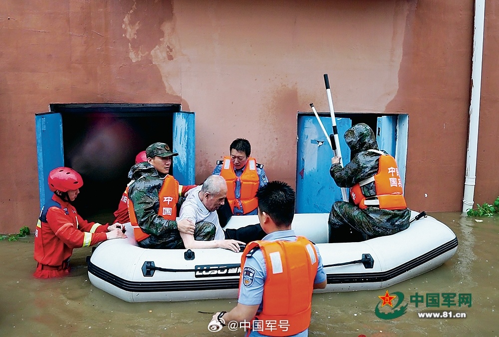 【东北多地因强降雨引发内涝，解放军和武警部队官兵、民兵迅速展开救援】解放军报沈阳