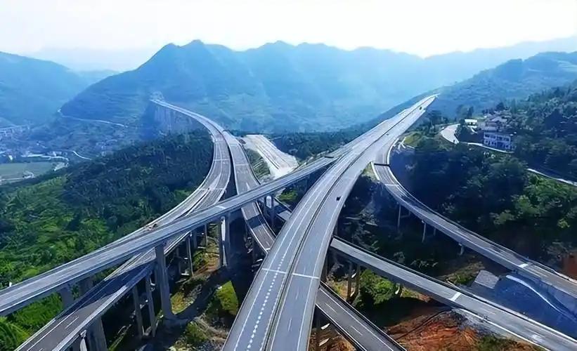 美国高速随便跑，一年下来还能盈利；中国高速栏杆一抬，账上却压着几万亿的窟窿。这组