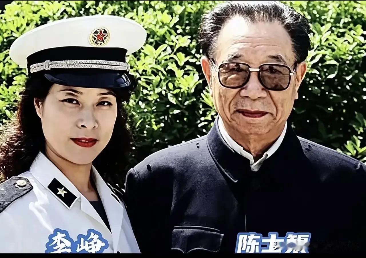 绿树掩映间，留存着陈士榘将军与夫人李峥的合影。李峥身着一袭洁白的海军制服，英姿飒