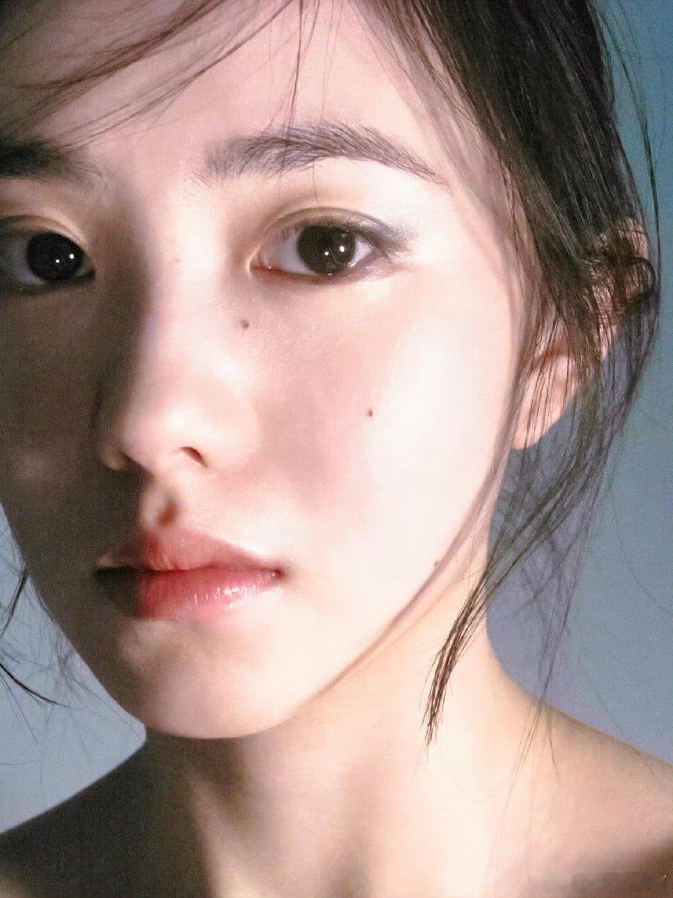 【刘浩存】 刘浩存 妈妈级别 谁懂这组照片她真的好像油画少女啊！ 