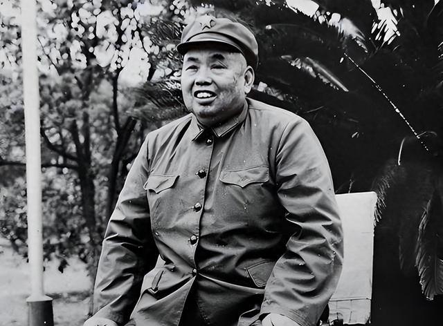 1955年，醉醺醺的许世友，突然接到北京打来的电话，许世友有些不太高兴的说道：“