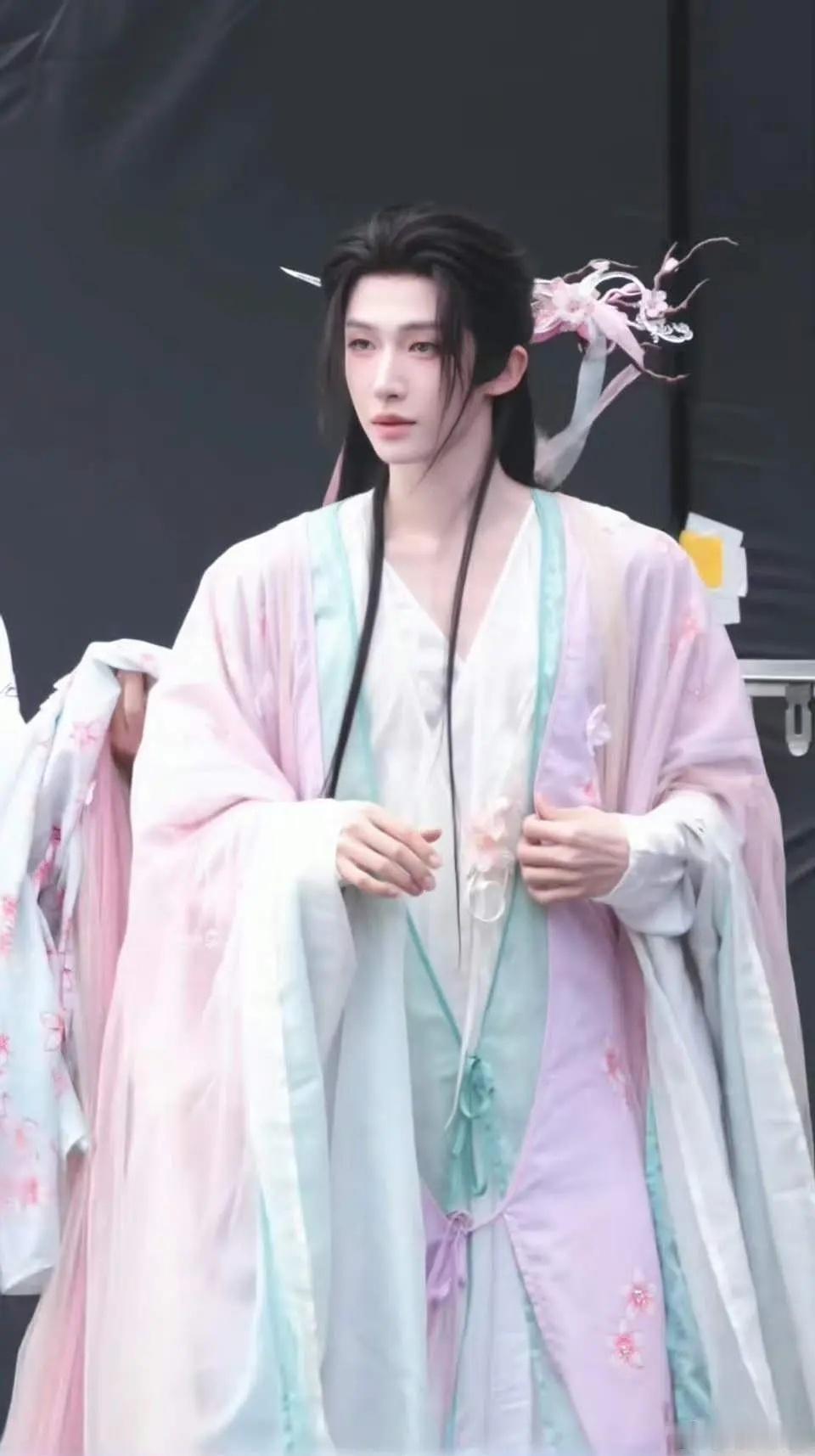 现在这些男演员的妆也是越来越浓了，粉色娇嫩，滤镜一开，鼓风机一吹，就跟仙子似的 