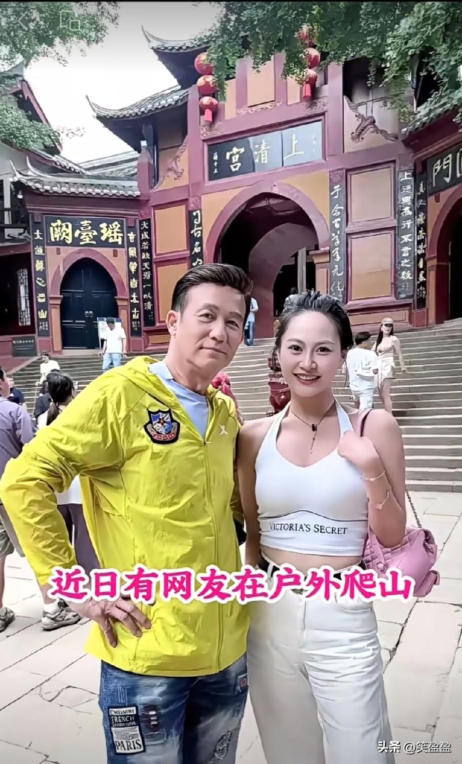 近日有网友户外爬山，偶遇这位老戏骨，67岁的他一身休闲装活力满满。虽眼角藏着细纹