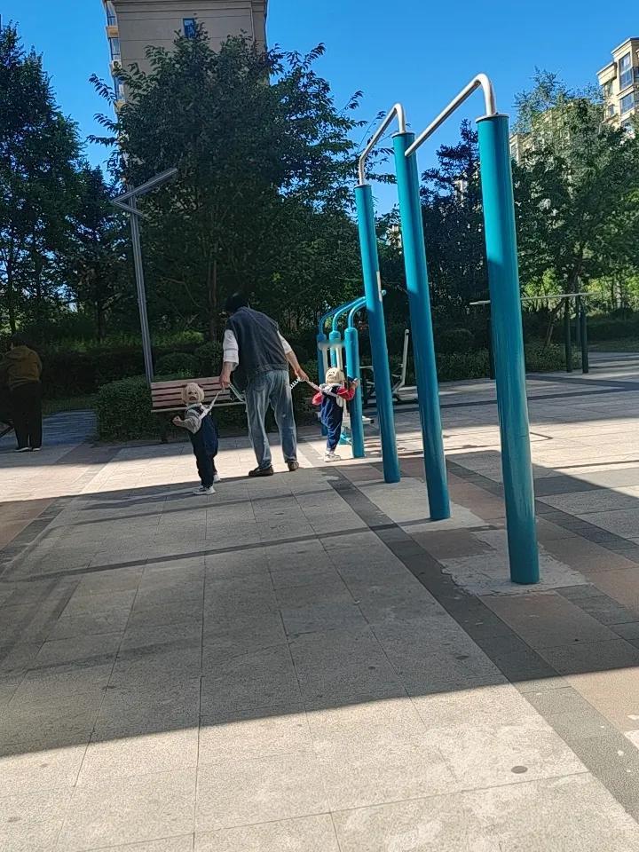 [捂脸][捂脸][捂脸]看这奶奶带两个孙子，用绳连上，还真是个好办法，要不一个人
