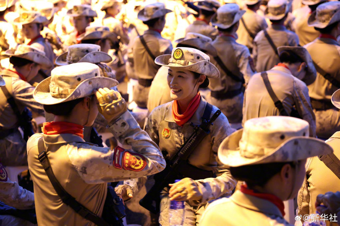 【#阅兵式上的女民兵又美又飒#】巾帼不让须眉！戳图↓一起看阅兵式上的女民兵风采！