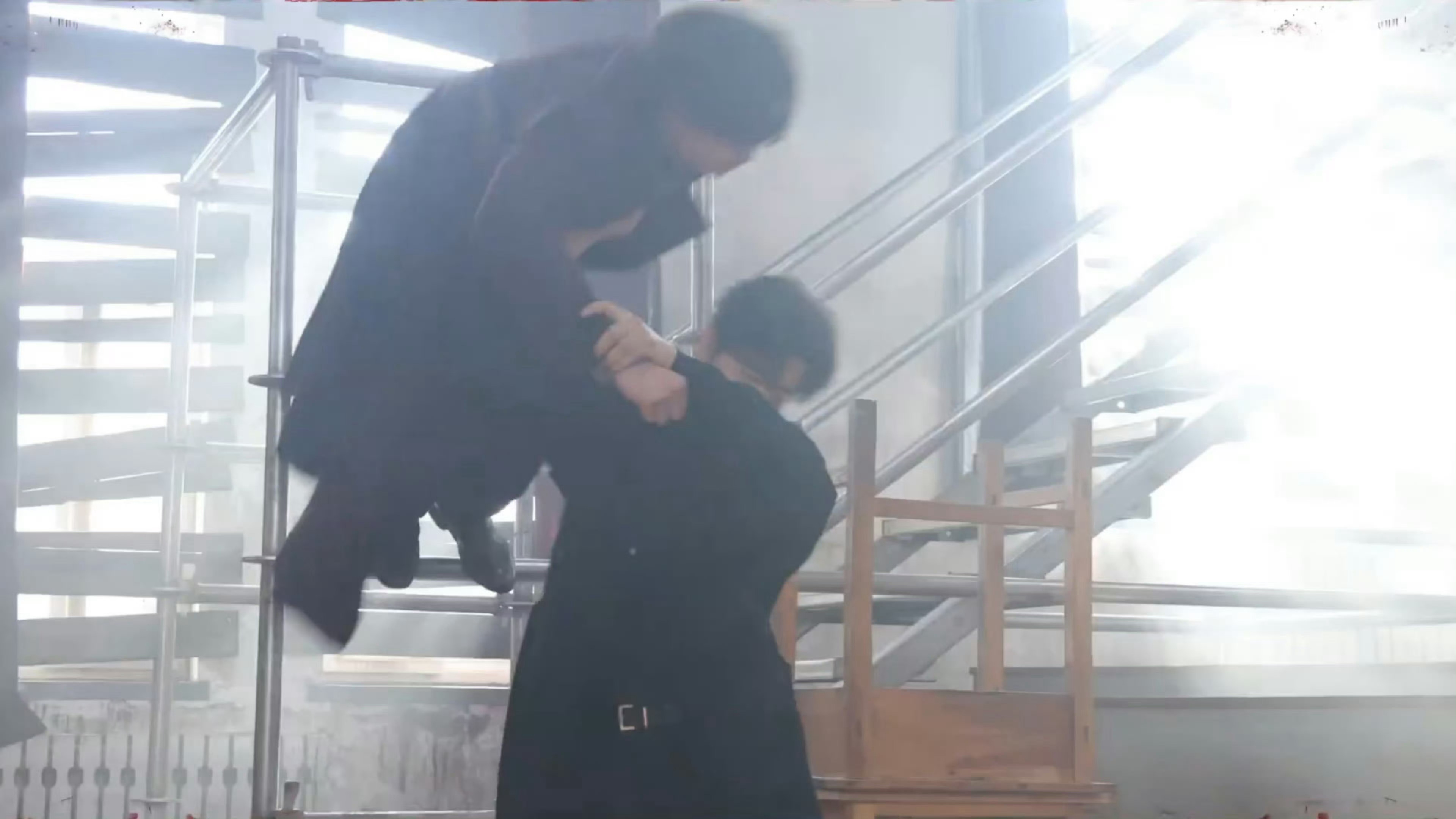 肖战单手抡起一个大男人肖战这个过肩摔肖战这力量感绝了，就这么单手抡起一个大男人！