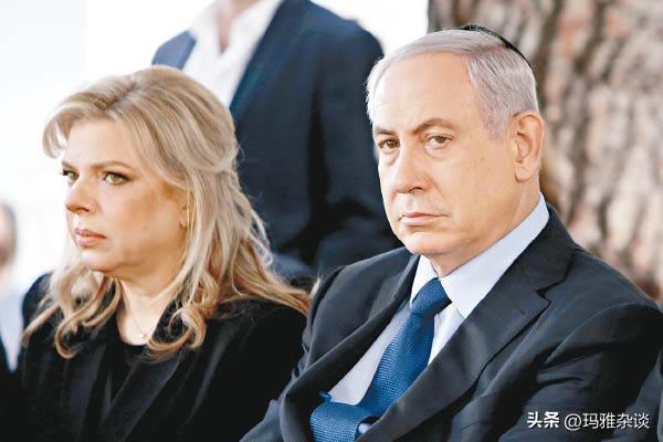 内塔尼亚胡的妻子长着一张好像会打人的脸，内塔尼亚胡和她在一起气场有点弱。内塔尼亚