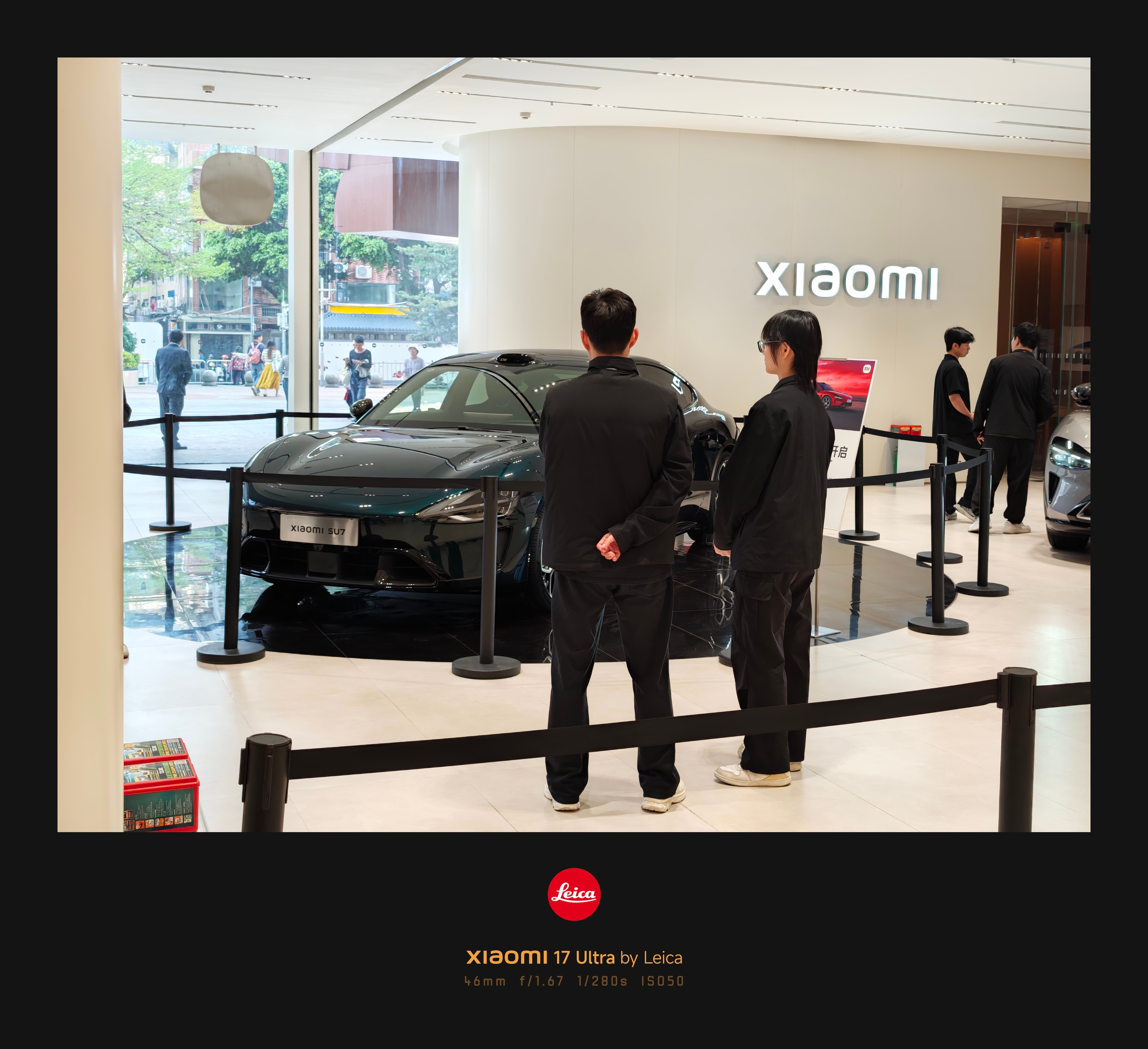 小米SU7「靛石绿」是一种很深沉的绿，我远远望去还以为是黑色呢，有一种“传奇耐黑