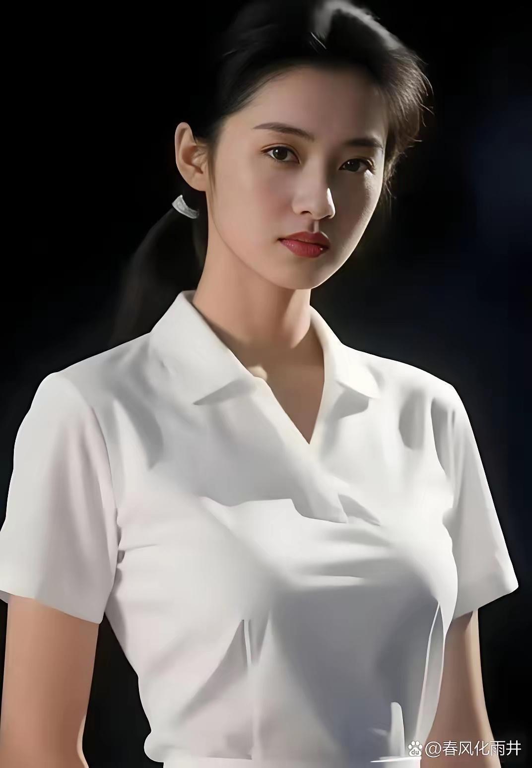 白衣胜雪，眉眼如画，这才是90年代美人该有的样子！