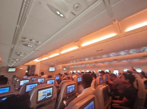 “空中巨无霸”变闷热机舱！阿联酋航空A380备降杭州，373名乘客被困10小时，