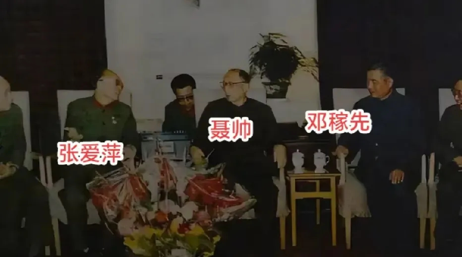 早年，邓稼先与两位将军的一张留影。 