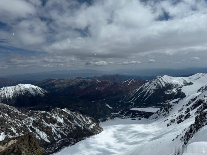 #王一博晒雪山照##王一博爬雪山新体验#王一博在雪山上的新体验是对自我的挑战与对
