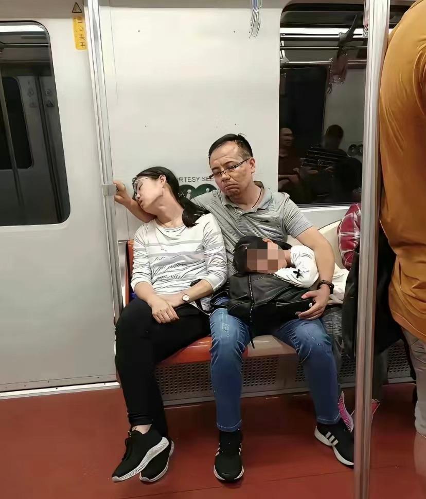 展示了一张一家人（女人头靠着男人的手臂，男人另一只手搂着孩子，而孩子是趴在她父亲