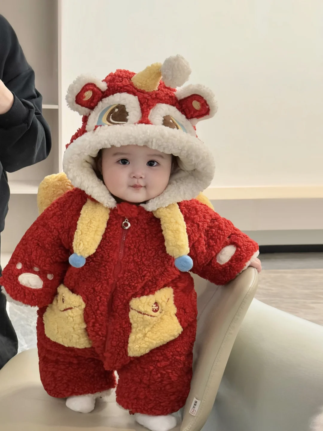 好喜欢我的胖宝宝，真像一个小手办呀～