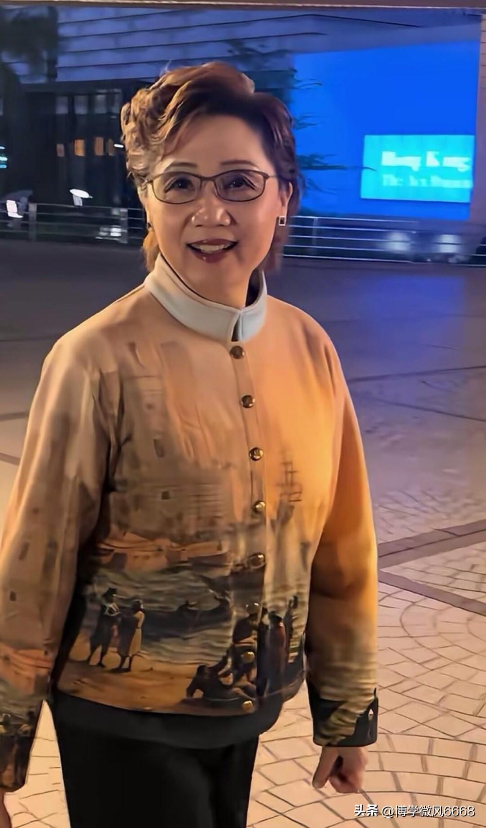 这位女歌手好优雅，气质大方，穿搭得体，虽然脸上有皱纹，但自然的老去，没有医美的痕