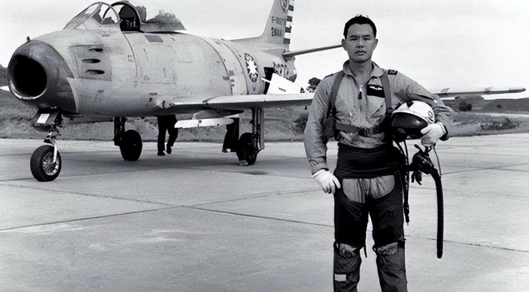 1956年，被人骗到台湾7年的韦大卫，偷走了蒋纬国的专机，起飞后对着塔台疯狂怒吼