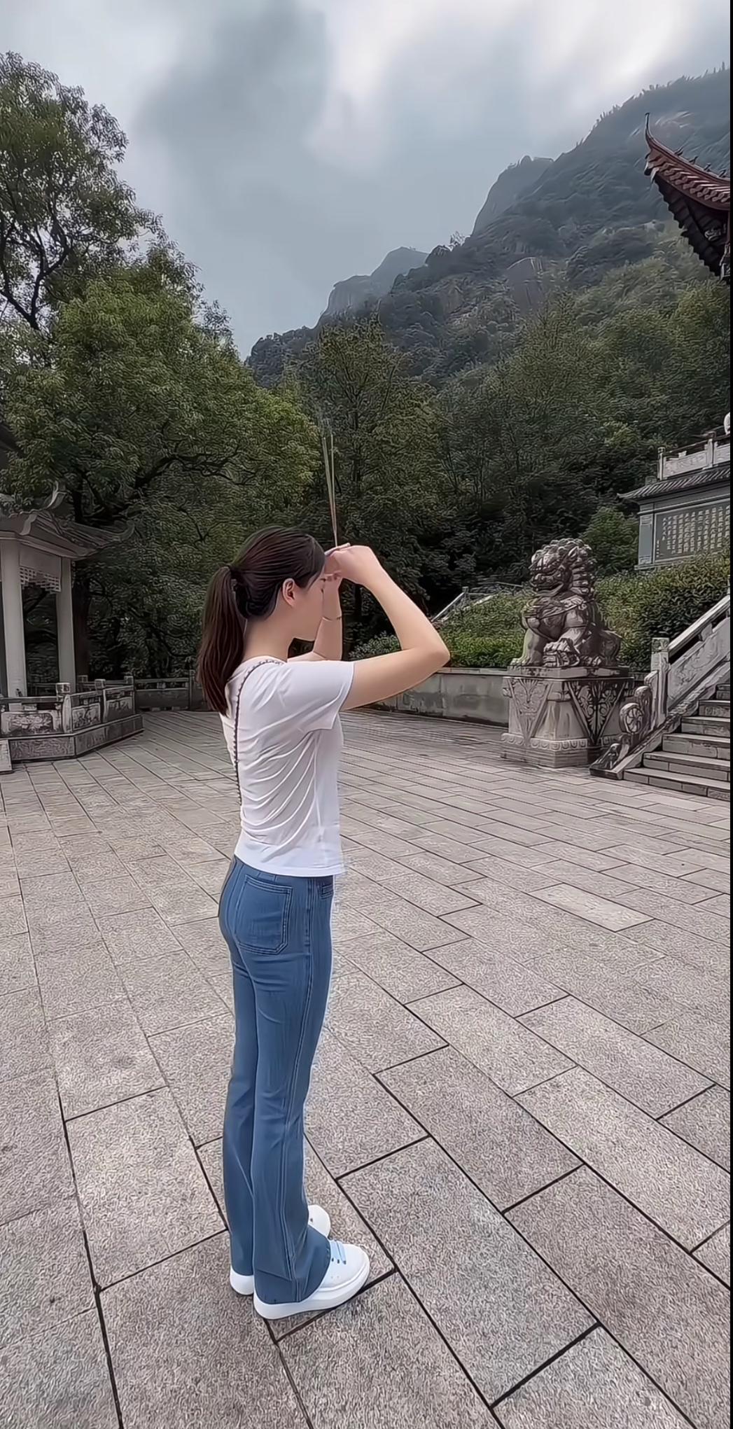 身材完美的小姐姐在虔诚许愿中，不知道是许的什么愿～