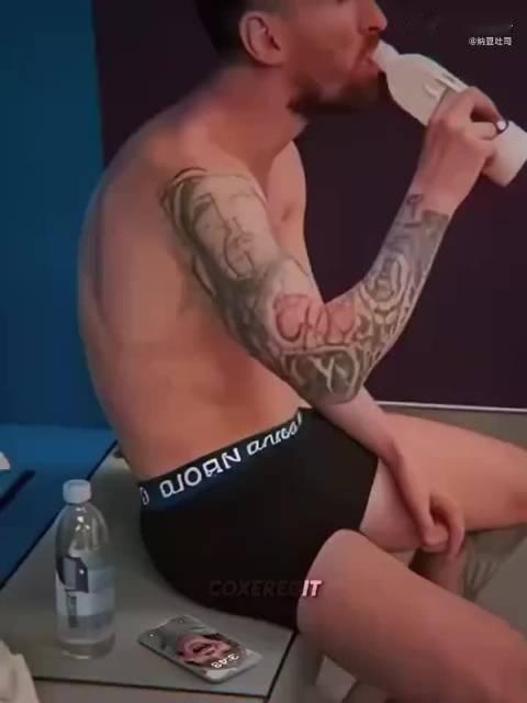 这段视频在外网引起热议！原来这就是梅西多年来如何逐步矫正驼背的