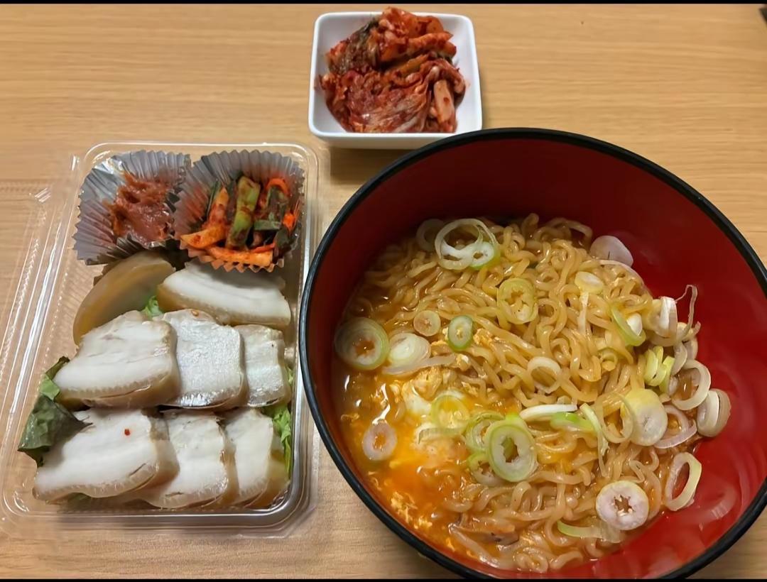 韩国网民吃上丰盛的午餐，专门发给日本网民看，炫耀一下。

五花肉，泡面，荷包蛋，
