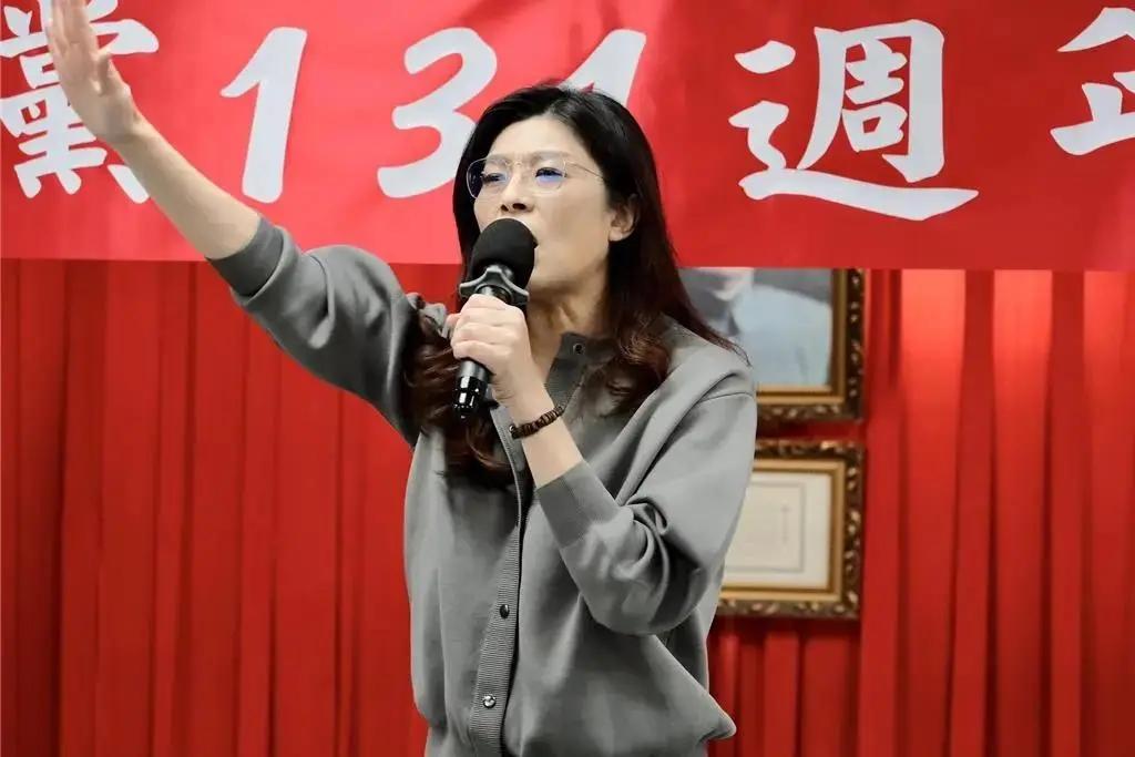 台湾政坛暗流涌动，国民党13人被捕，两岸议题成火药桶。
近期台湾嘉义县抓了13个
