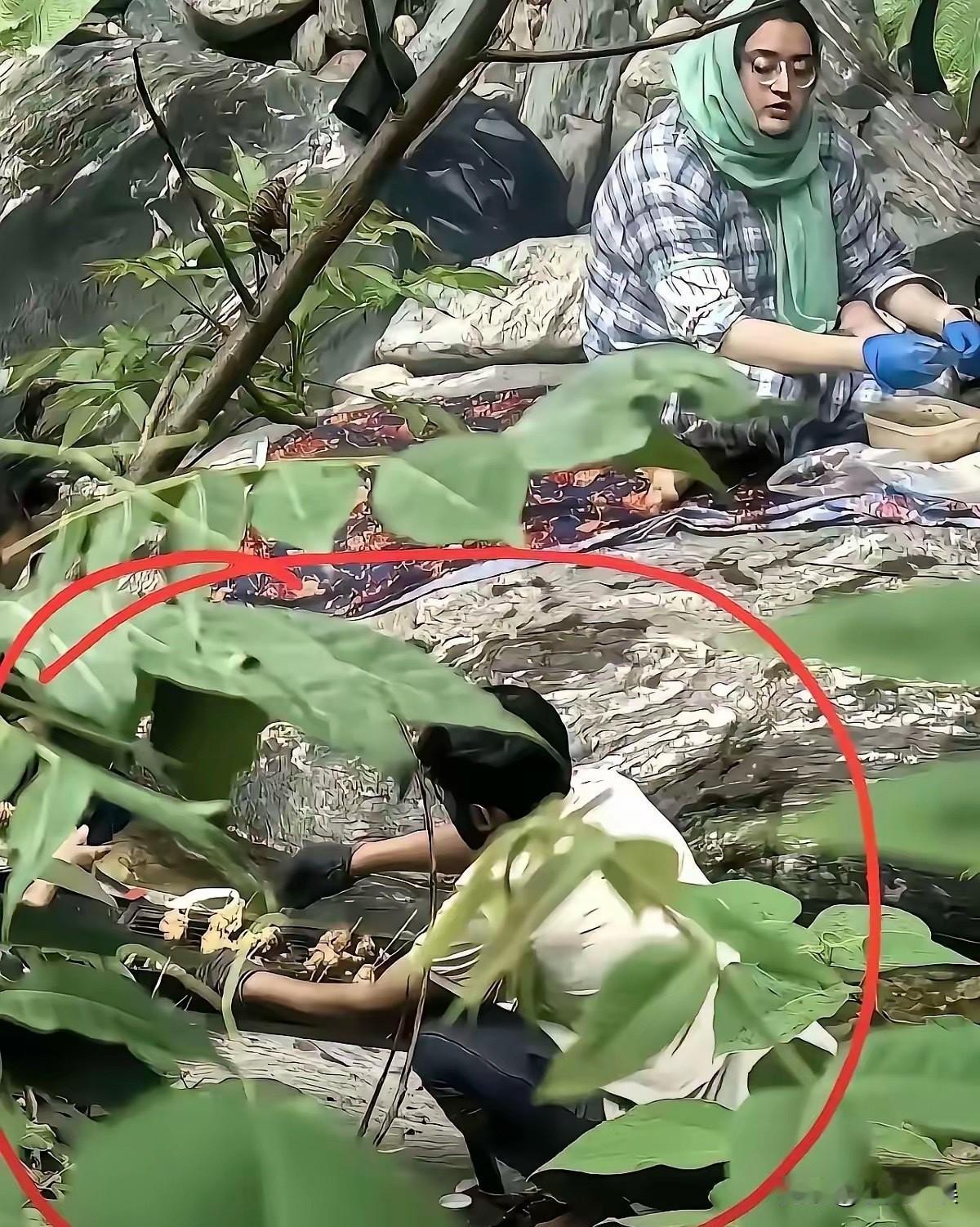 等着吧！
那些随意大小便、到处洗澡、泡脚的一个都别想跑，这烧烤二人组听说已经被传