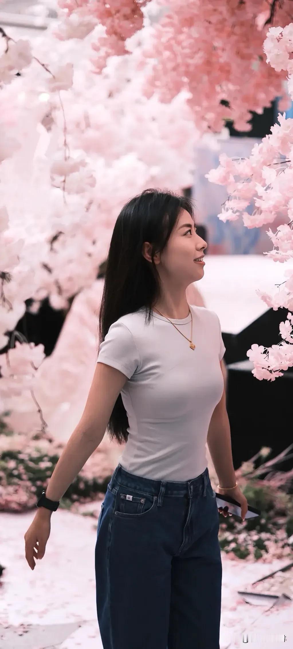 花间少女，粉色浪漫  
漫步粉色花海，裙摆随风轻扬，
嘴角笑意藏不住春日的温柔。