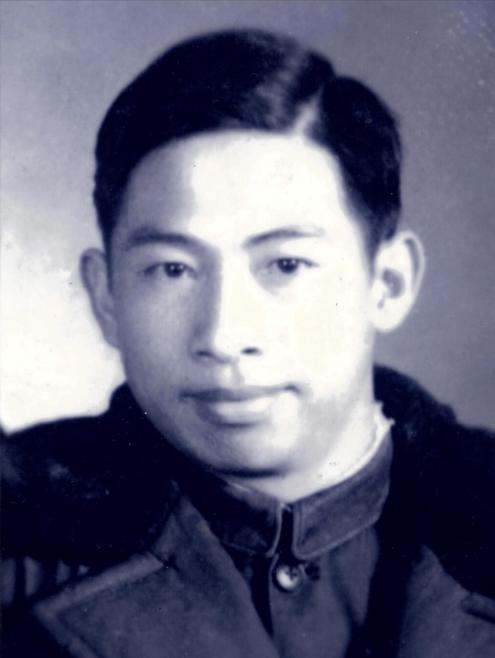 1956 年，中南大学的学生王明健正处于毕业前夕，然而就在这一天，两名既无军衔又