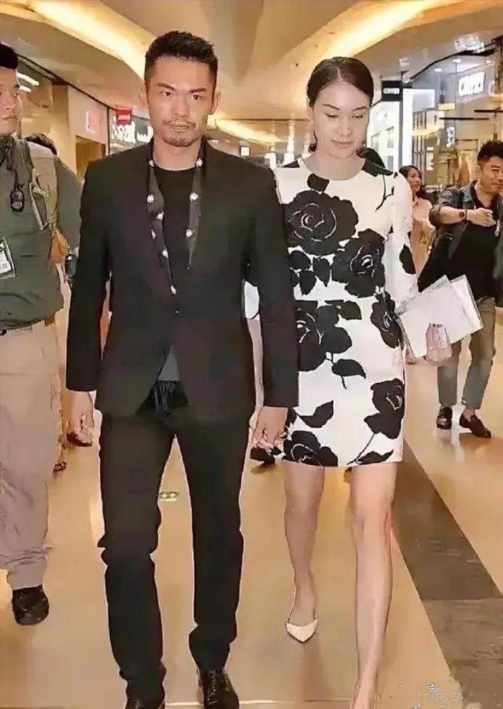 谢杏芳万万没想到，费心培养9年的儿子，开始帮她保全婚姻的体面

奶奶灰发色的林丹