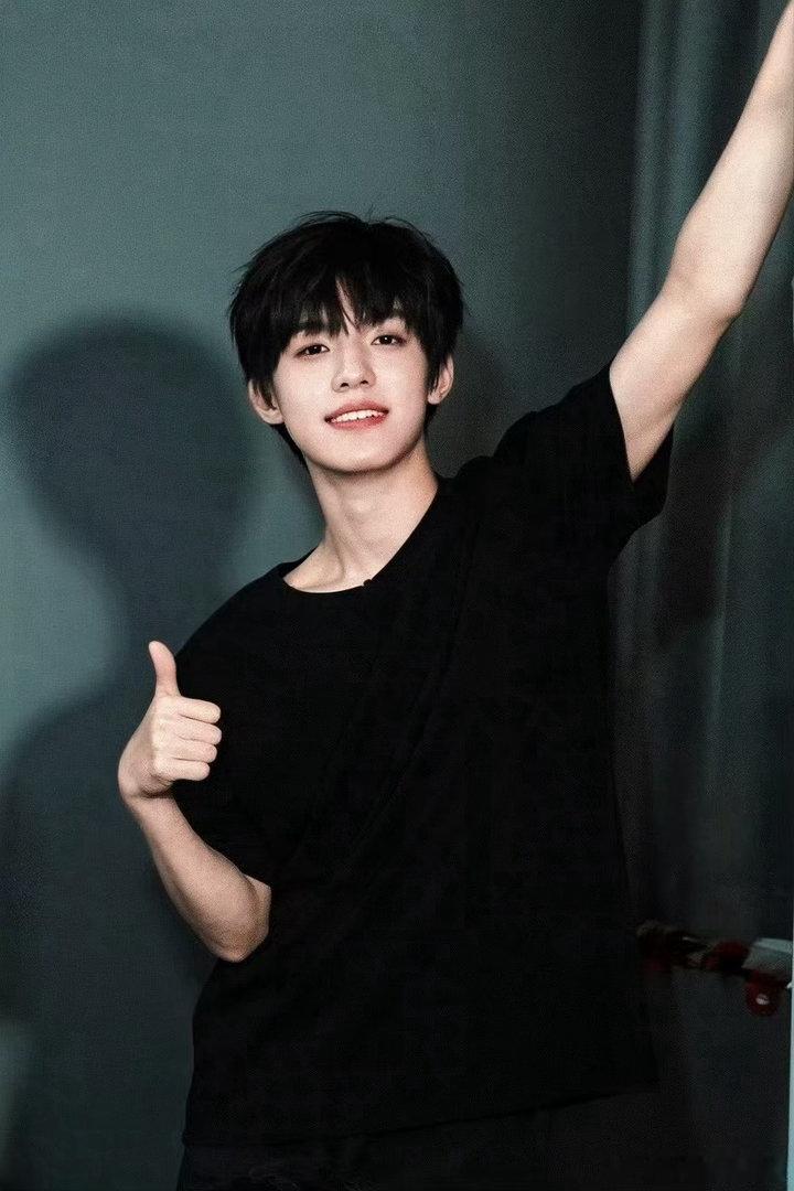 张泽禹少年音 他的声音里有这个年龄该有的清透也有超出年龄的稳定感，两者结合在一起