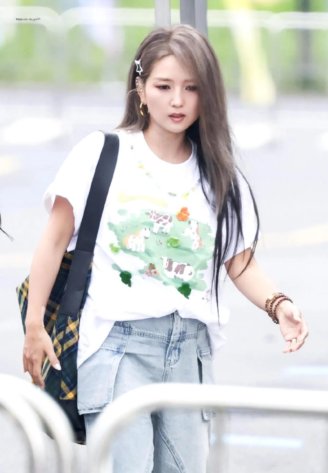 何洁这组路透，直接美回少女时代了！
浅灰长发配星星发夹，元气感直接拉满！
白T+