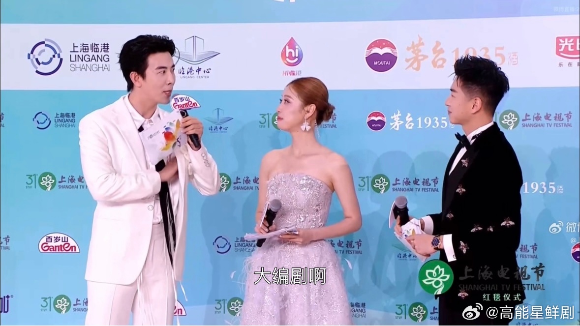 李川白玉兰红毯主持 李川主持白玉兰红毯还不忘搞事业，揣着简历逮着业内大佬就想递，