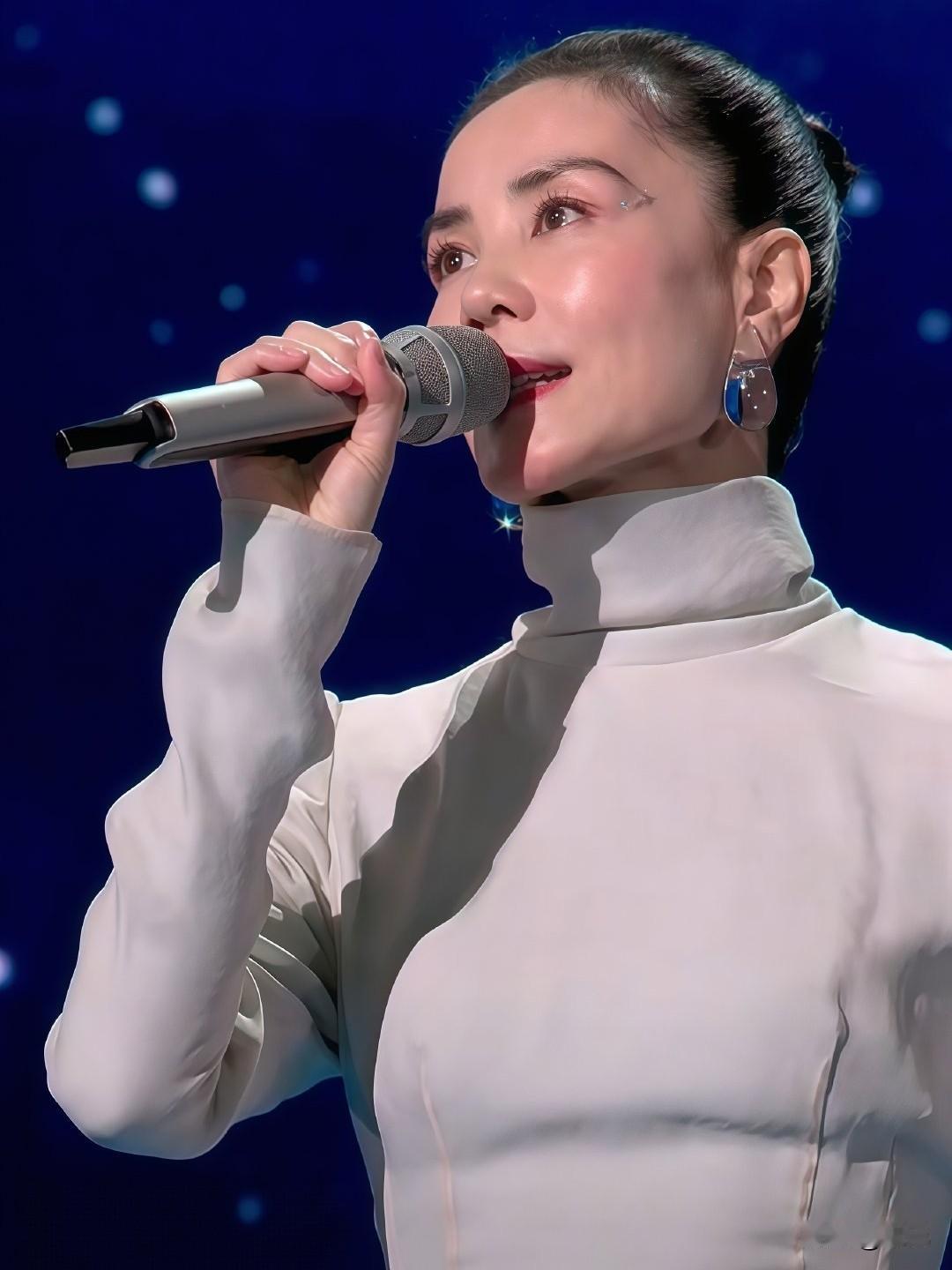 看完王菲春晚的节目，
只有一个感觉，
有时候嗓子再好也没用。

说真的，很期待王