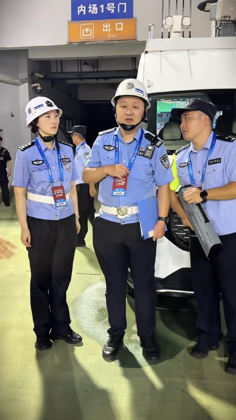 那就是警督察了。在警队里，老远地看见带白头盔的人走过来，都得避开得远远的。

警