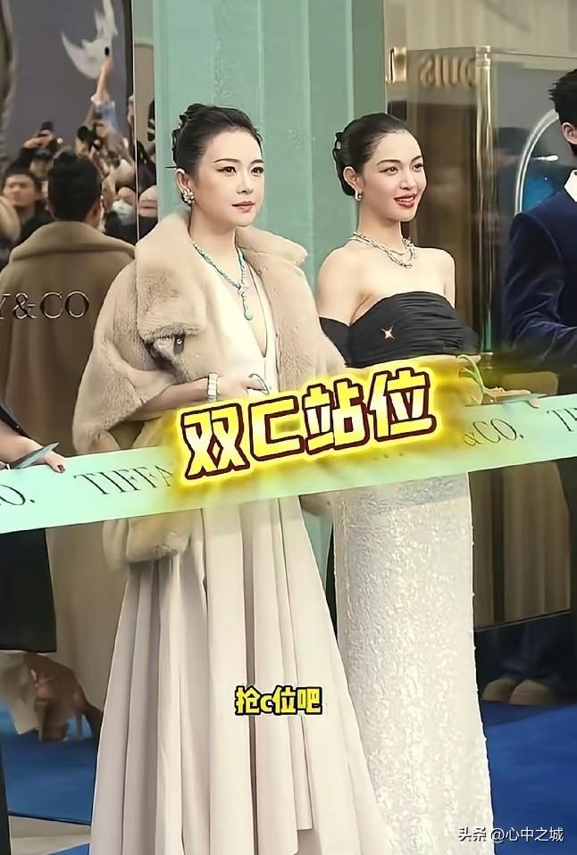 不怪章子怡不爽，是钟楚曦小动作太多。
这种活动现场，相邻嘉宾之间是有间隔的，可钟