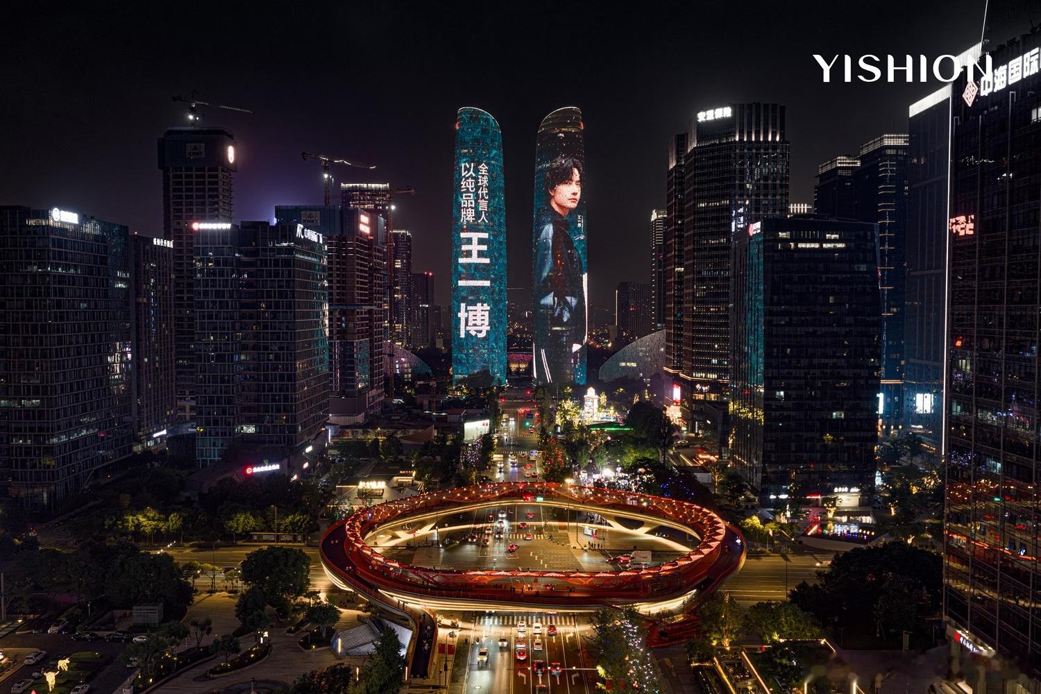 王一博又登双子塔夜色为幕，巨屏为证，王一博又登双子塔。再度亮相城市地标，光影定格
