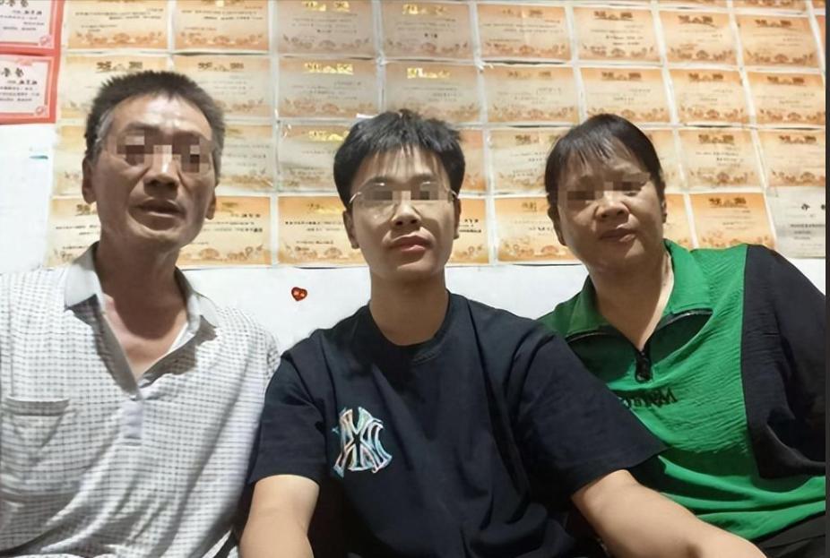 云南小伙700分考上北大，却遭父亲暴揍，报警后得知父亲是杀人犯。
 
2017年