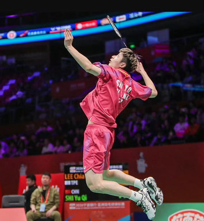 石宇奇进亚锦赛8强石宇奇红色暴力形态石石宇奇晋级2026羽毛球亚锦赛男单8强！石