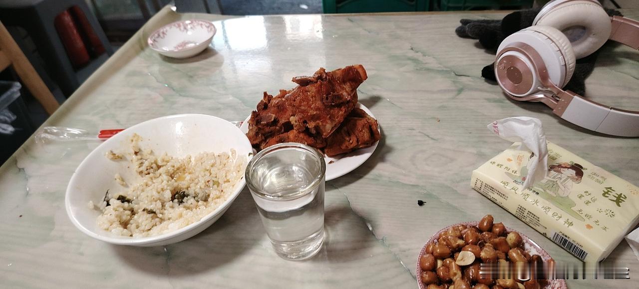 早上喝酒一天醉！醉生梦死就是喝。你我皆有故事 。红尘别恋。总是痛苦。你是否和你最