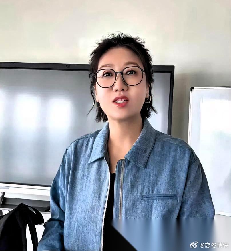 易立竞问完那句话，向佐沉默了。然后弹幕疯了。 四个小时的采访，我拖着进度条看完的