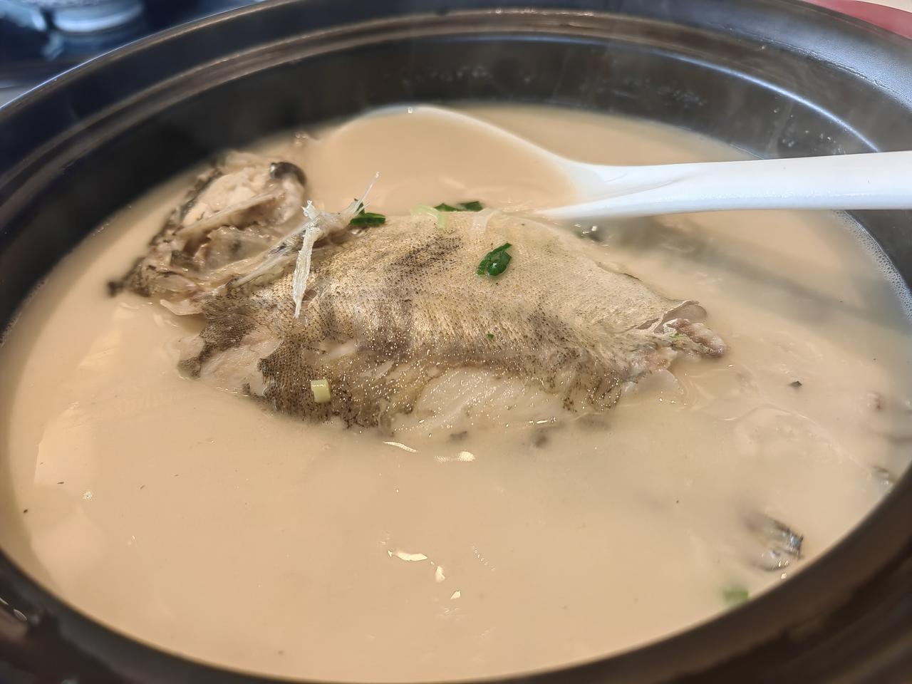 中午这份浓汤小鯚鱼，第一次吃到这种做法，类似炖小黄鱼，蛮好。