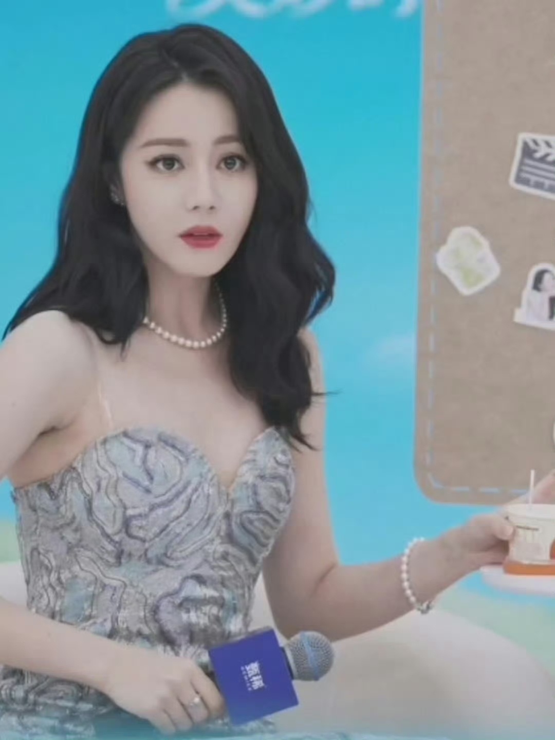 迪丽热巴今天直播好美，美而萌之，特别像小猫 