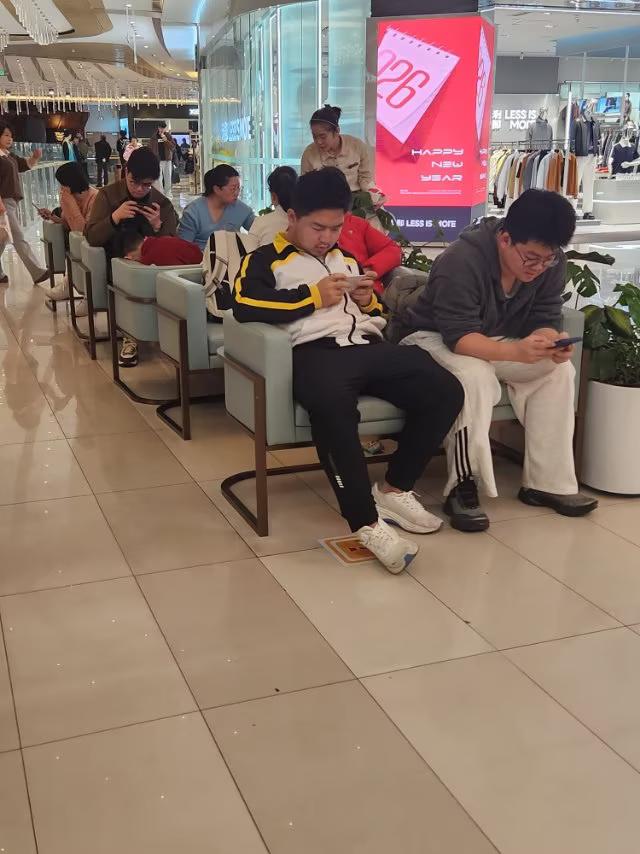 节假日在大商场就餐，好的餐饮要等多长时间就餐你知道吗？
每逢节假日，大商场在开饭