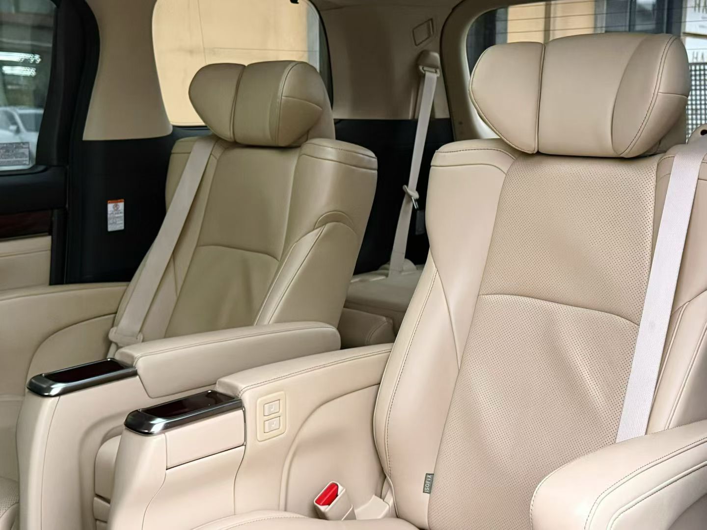 提问：开它的人，家里一般有几台车？2016 丰田埃尔法 3.5豪华 外观有升级2